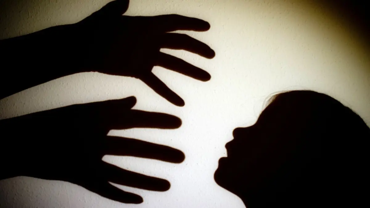 Vom „Retter in der Not“ zur Bedrohung: Seit 4. September läuft gegen einen ehrenamtlichen DRK-Mitarbeiter aus Brandenburg der Prozess wegen sexuellen Missbrauchs von Kindern. (Symbolfoto)
ARCHIV - 12.01.2014, Brandenburg, Frankfurt (Oder): Schatten von Händen einer erwachsenen Person und dem Kopf eines Kindes sind an einer Wand eines Zimmers zu sehen. Am 21.02.2019 findet eine Pressekonferenz des Bistums Augsburg zu Missbrauchsfällen in einem Kinderheim in Donauwörth statt. Vor knapp einem Jahr wurden die Fälle körperlicher und sexueller Gewalt in dem Heim in früheren Jahrzehnten bekannt. Das Bistum hat daraufhin eine Arbeitsgruppe mit der Aufklärung beauftragt. Nun werden die Ergebnisse vorgestellt. Foto: Patrick Pleul/dpa-Zentralbild/dpa +++ dpa-Bildfunk +++