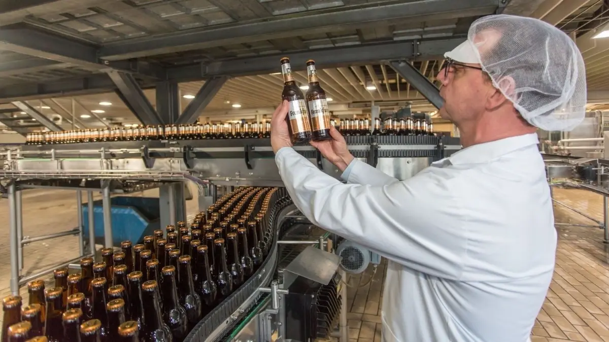 Bier aus Frankfurt (Oder): Götz Ziaja vom Frankfurter Brauhaus kontrolliert bei der Abfüllung, ob die Etiketten perfekt sitzen. Das Unternehmen ist auch 2024 wieder bei der Grünen Woche dabei.