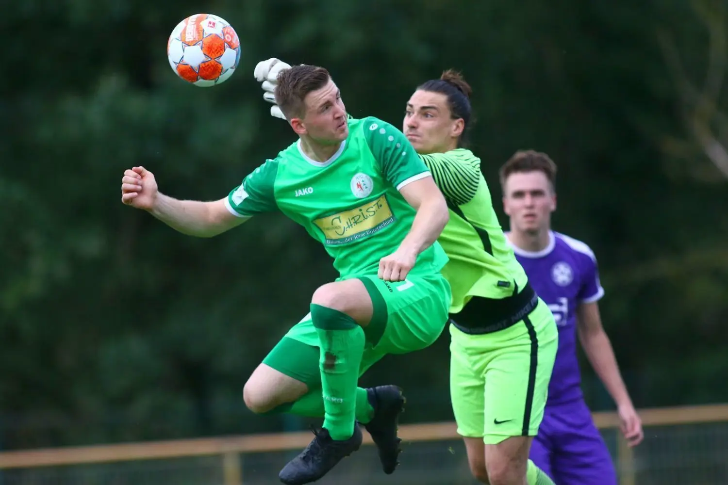 Im Luftkampf: Altlüdersdorfs Keeper Angelo Kempf faustete das Leder nach einem Standard gerade noch weg vom Kopf des Patrick Richter. Dennoch markierte der torgefährlichste Spieler aus der Brandenburgliga zwei Tore im sechsten Saisonspiel. Er hat inzwischen zehn auf dem Konto.