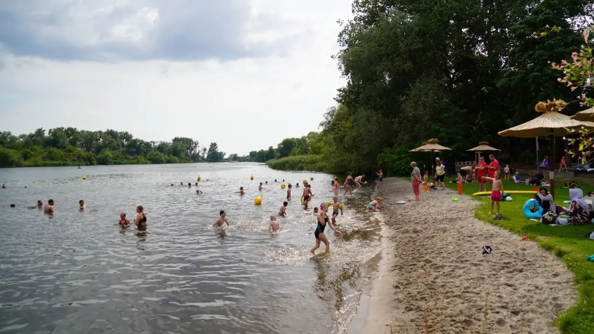 Lediglich die Pandemie trübt in diesem Jahr zum Beginn der Badesaison ein wenig die Stimmung an der Flussbadestelle in Schwedt. Die Wasserqualität ist auf jeden Fall hoch offiziell unbedenklich.
Schwedt, 26.06.2020: Blick auf die Flussbadestelle Schwedt