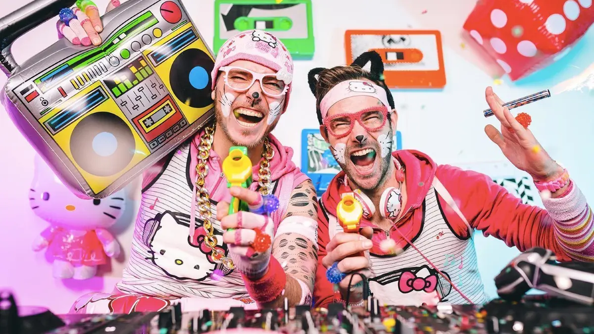Das Beste aus den Neunzigern und Zweitausendern zum Abzappeln, bis der Arzt kommt: Mütze-Katze-DJ-Team aus Berlin. Foto: Nils Krüger
Das Beste aus den Neunzigern und Zweitausendern zum Abzappeln, bis der Arzt kommt: Mütze-Katze-DJ-Team aus Berlin. Foto: Nils Krüger