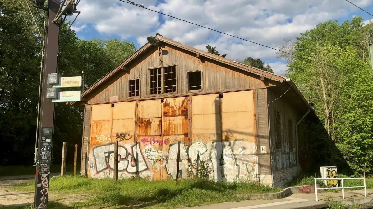 1912 wurde das Straßenbahndepot in der Straße der Jugend in Rüdersdorf gebaut. Heute steht es unter Denkmalschutz.
1912 wurde das Straßenbahndepot in der Straße der Jugend in Rüdersdorf gebaut. Heute steht es unter Denkmalschutz.