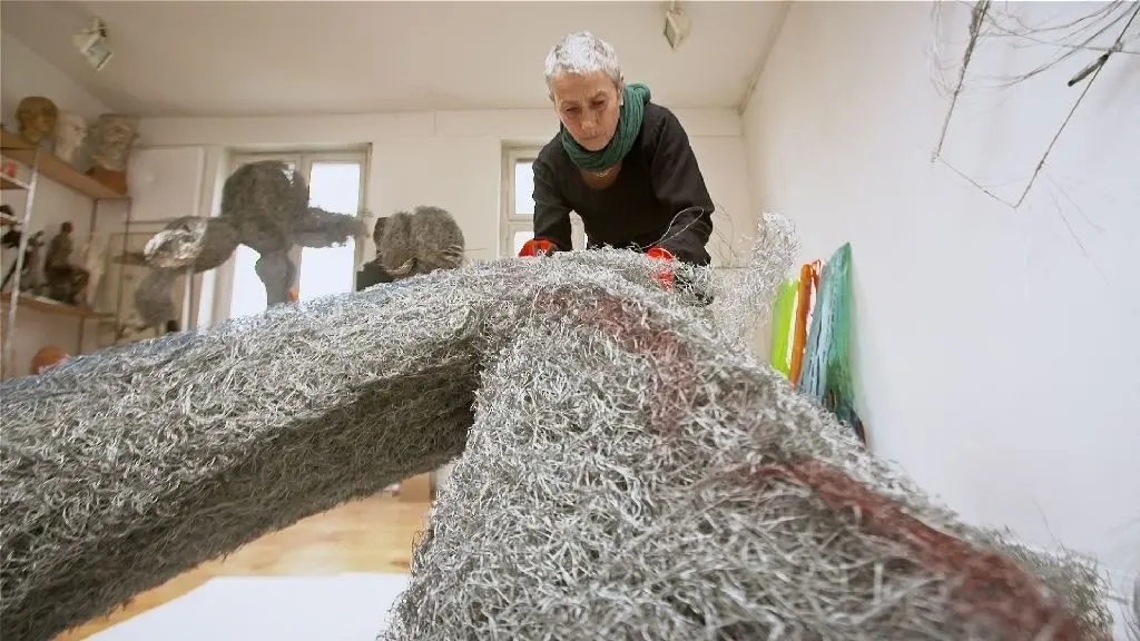 Arbeit am Drahtgeflecht: die Bildhauerin Liz Mields-Kratochwil in ihrem Atelier in Berlin-Blankenfelde