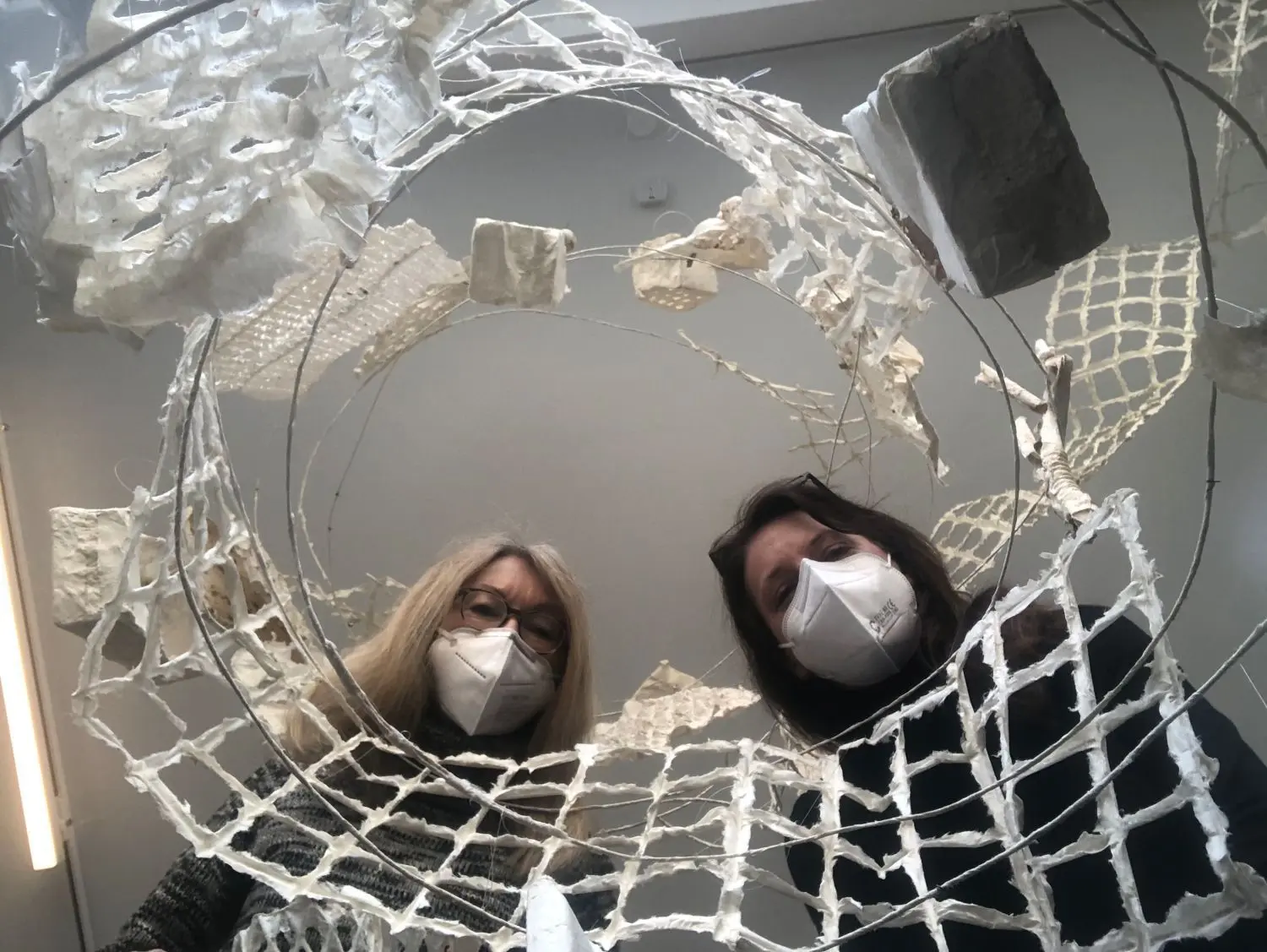 Astrid Weichelt und Kristin Rabe (r.) zeigen in der Galerie 47 in Birkenwerder unter dem Titel "Paragone: Arbeiten auf Papier" ihre Werke. Besucher müssen sich zur Besichtigung anmelden.