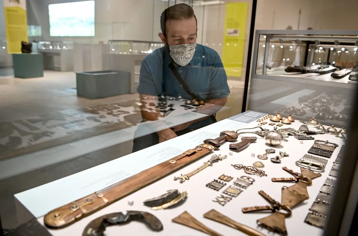 Ein junger Mann betrachtet in der Ausstellung "Germanen. Eine archäologische Bestandsaufnahme" im Neuem Museum und der James-Simon-Galerie, Funde aus dem Thorsberger Moor. Während im Neuen Museum die wechselhafte Geschichte der Germanenforschung präsentiert wird, sind in der James-Simon-Galerie über 700 Exponate, darunter zahlreiche Neufunde und hochrangige Leihgaben aus Deutschland, Dänemark, Polen und Rumänien, zu sehen.