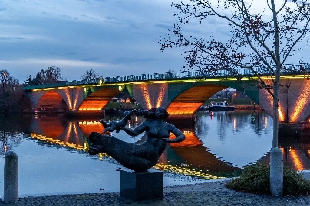 Startschuss für die Umrüstung der Beleuchtung in Schwedt: Zur Gründung der neuen Gesellschaft InfraSchwedt ließen die Stadtwerke die Stadtbrücke eindrucksvoll illuminieren. Die neuen LED-Leuchten sollen für ein besseres Klima sorgen.