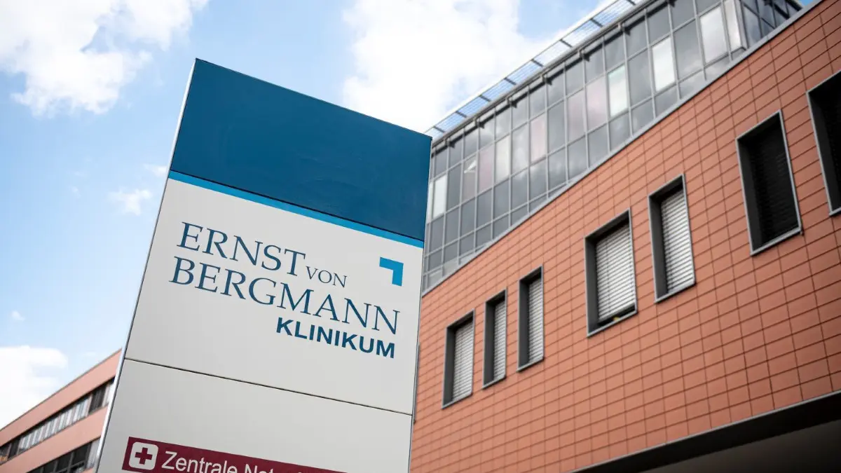Der Eingangsbereich des Ernst von Bergmann Klinikums. Brandenburgs Krankenhäuser sind aufgrund der Corona-Pandemie finanziell stark belastet.
ARCHIV - 13.04.2020, Brandenburg, Potsdam: Der Eingangsbereich des Ernst von Bergmann Klinikums. Brandenburgs Krankenhäuser sind aufgrund der Corona-Pandemie finanziell stark belastet. (zu dpa "Corona-Krise belastet Brandenburgs Kliniken finanziell stark") Foto: Fabian Sommer/dpa +++ dpa-Bildfunk +++