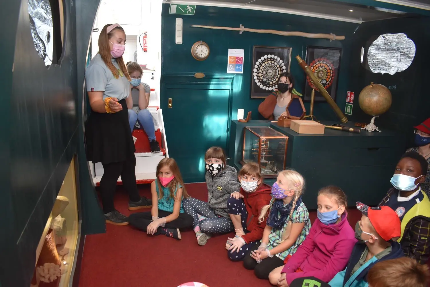 Berliner Schüler als Wunderkammerexperten: Viel Wissenswertes erfuhren die Drittklässler am Montag beim Besuch des schwimmenden Naturkundemuseums.