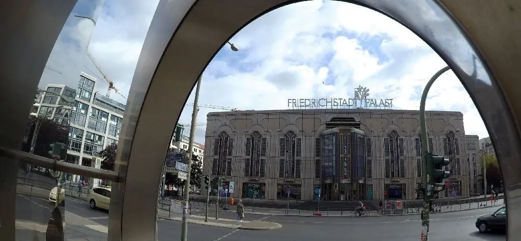 DDR-Vorzeigebau: Der Friedrichstadt-Palast ist zwar aus Betonplatten gebaut, es die Fassade mit Art-Déco-Elementen ist aber auch eine Hommage an die "Goldenen" Zwanziger Jahre. Foto: Paul Zinken/dpa