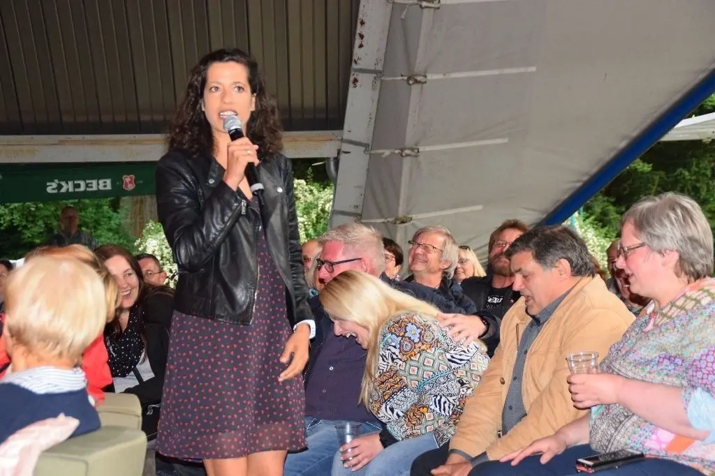 Hautnah am Publikum: Nicht nur bei Gesa Dreckmann lachte das Publikum auf der Freilichtbühne in Eisenhüttenstadt Tränen.  Die Comedians waren mit den Besuchern auf Tuchfühlung.