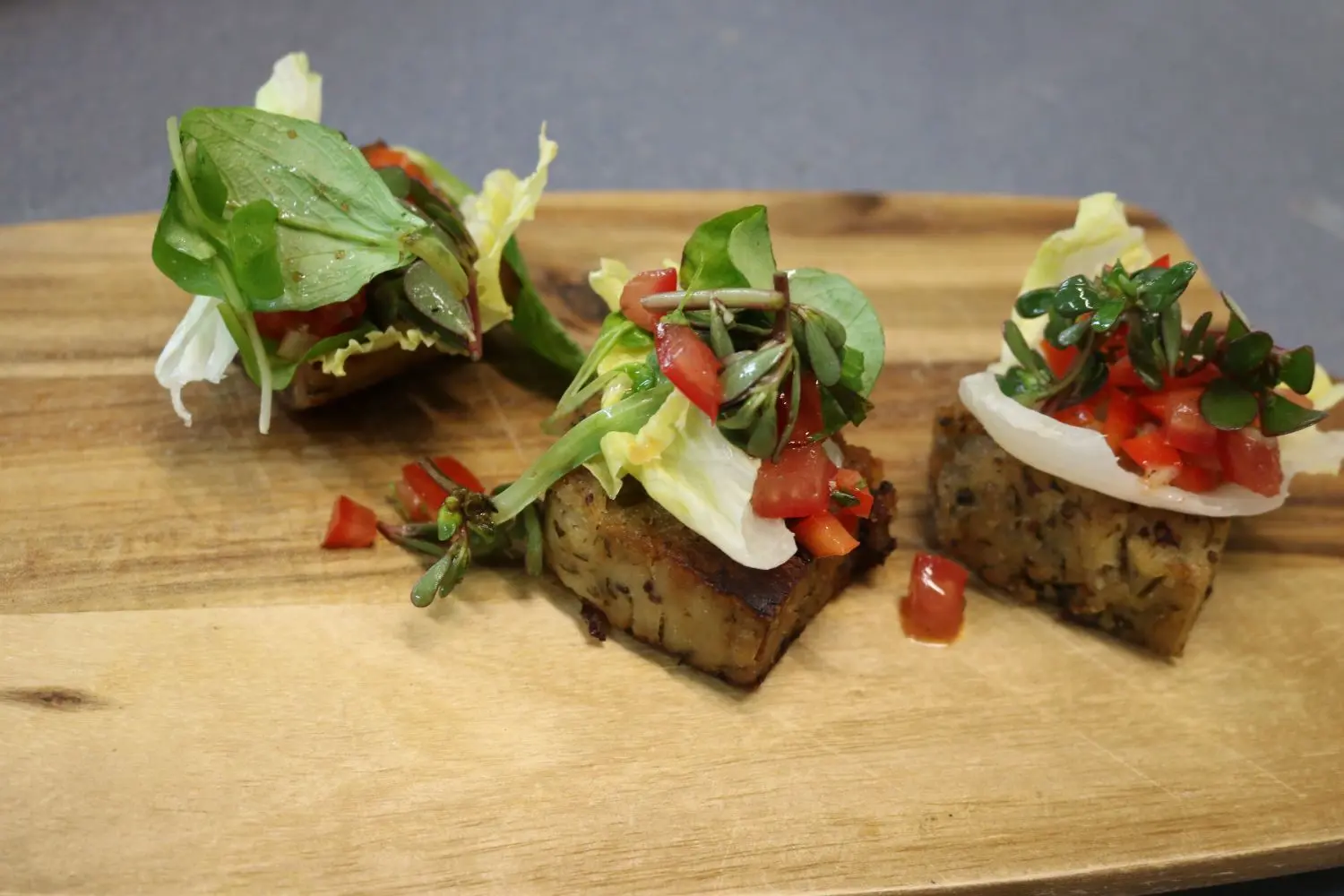 Semmelknödelterrine mit Tomatensalat und Portulak