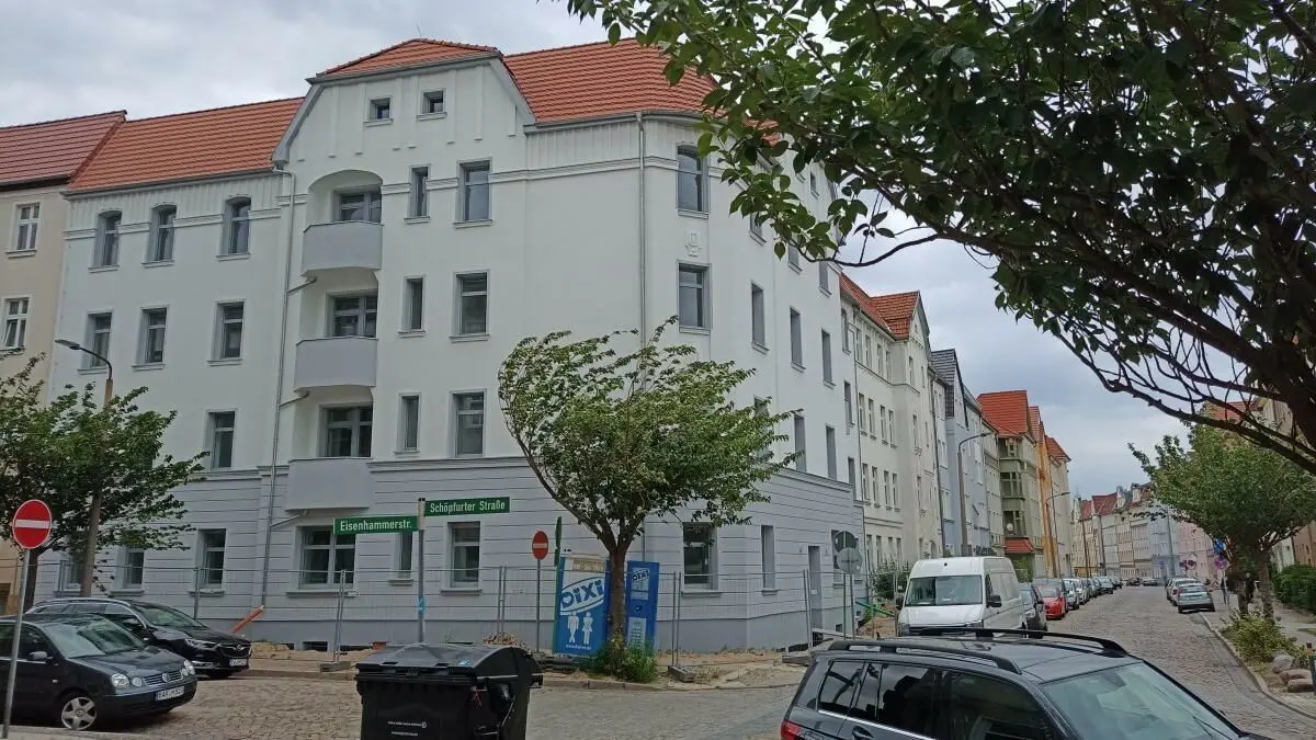 Bevorzugte Wohnlage in Eberswalde: vergleichsweise ruhig und in Bahnhofsnähe. Das kommunale Unternehmen WHG hat gerade in der Schöpfurter Straße in Westend wieder zwei Altbauwohnhäuser saniert. Das hat allerdings seinen Preis.