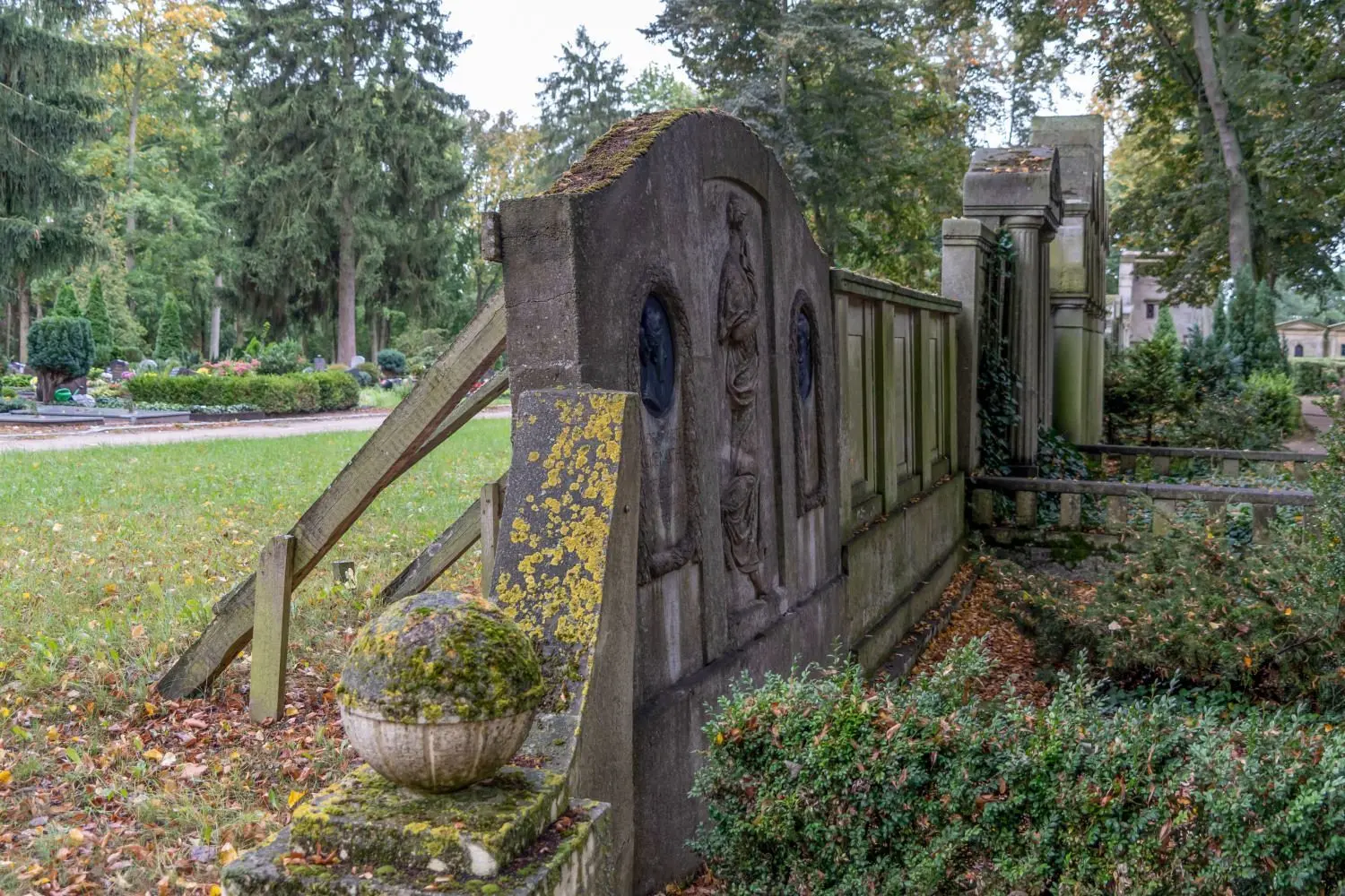 Die denkmalgeschützte Erbbegräbnisstätte der Familie Manthe auf dem Friedhof Angermünde muss schon seit Jahren rückseitig abgestützt werden. Sie ist eine von mehreren akut gefährdeten historischen Mauergräbern.