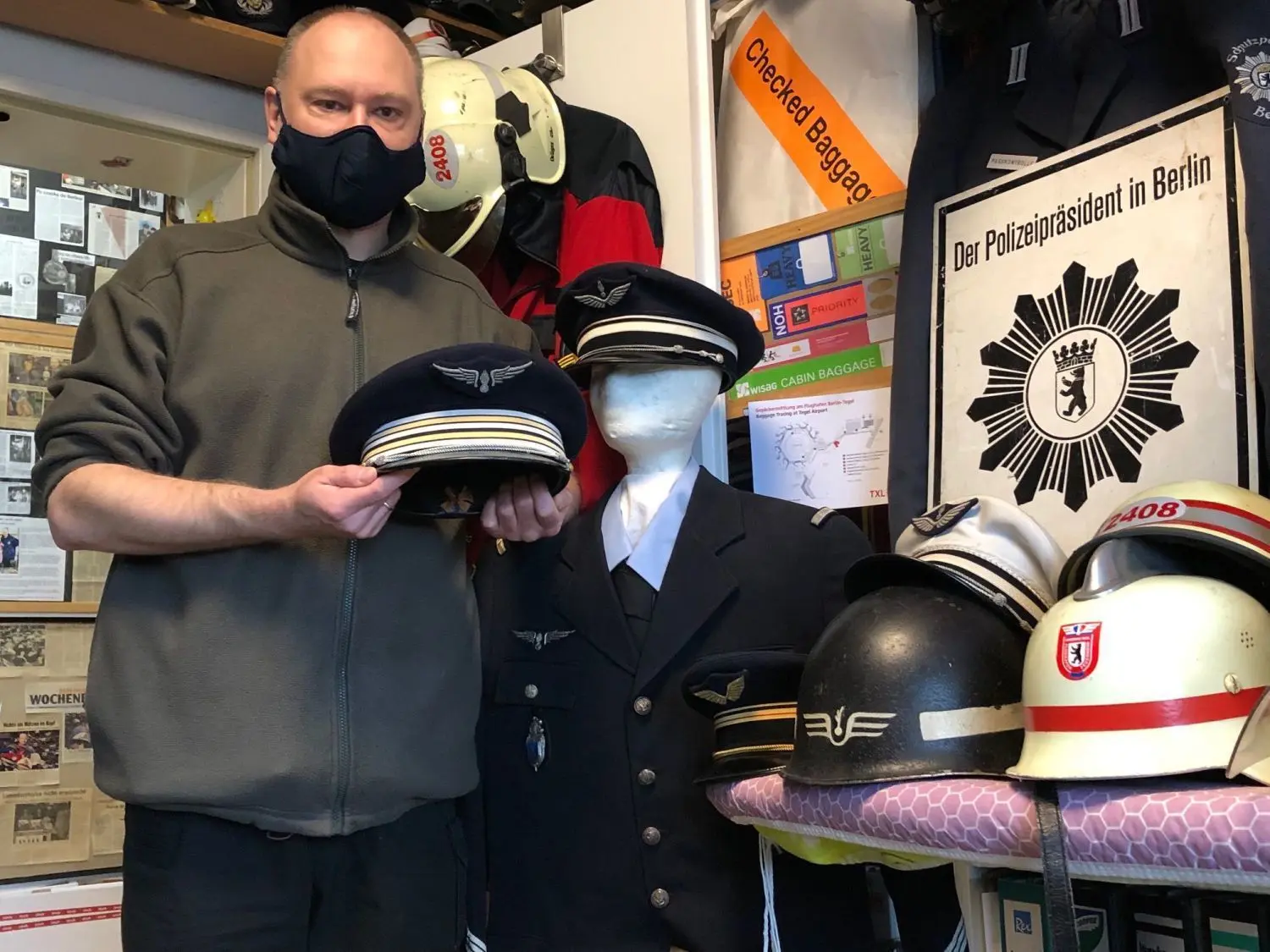 Die Schirmmütze des einstigen französischen Gendarmeriekommandanten von Berlin-Tegel hält Andreas Skala besonders in Ehren.