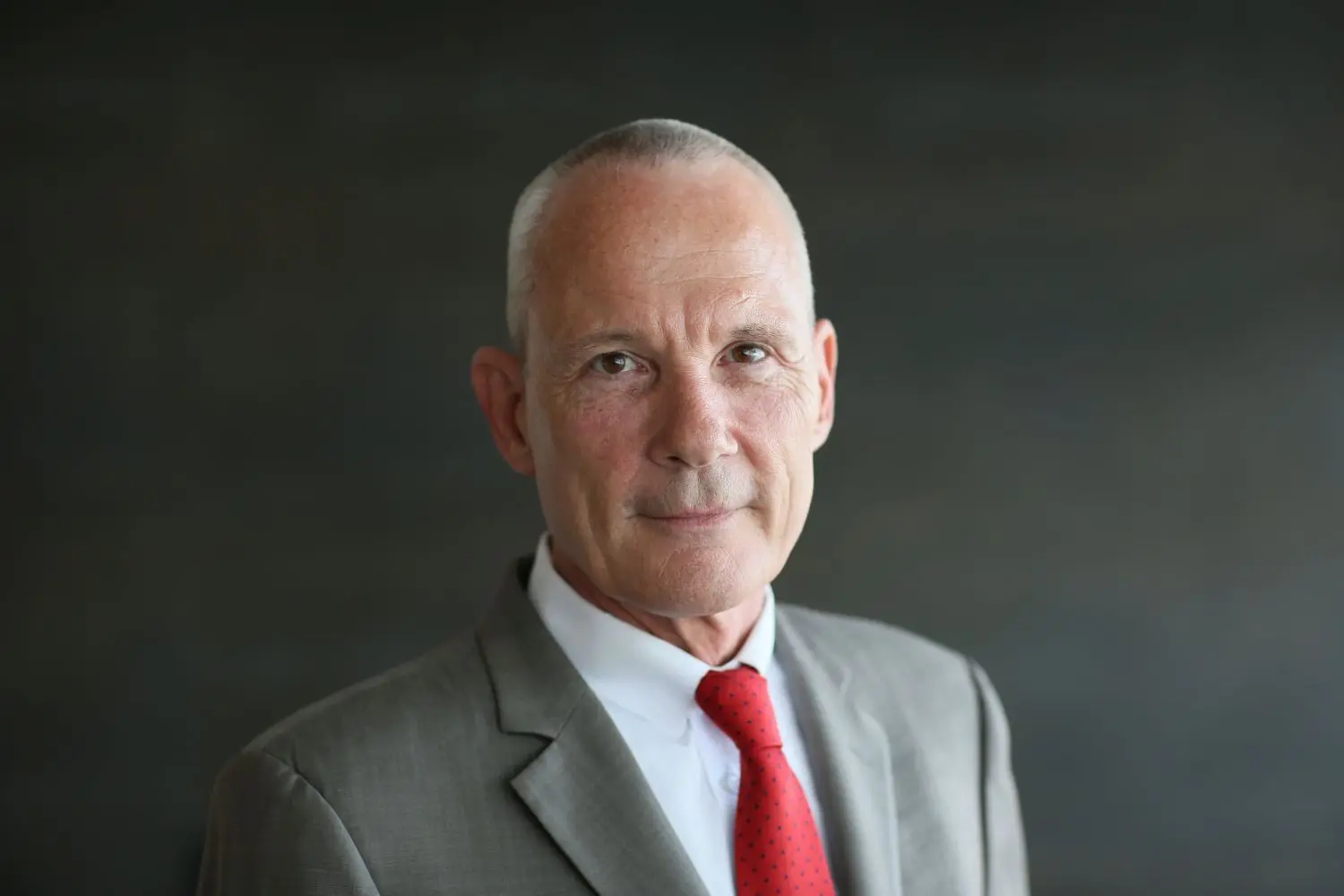 Der Völkerrechtler Prof. Wolff Heintschel von Heinegg von der Frankfurter Europa-Universität verfügt als Präsident der „Internationalen Gesellschaft für Wehr- und Kriegsrecht“ über Kontakte in zahlreiche Länder, darunter auch nach Russland.