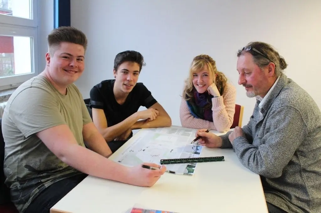 Teamwork und Mitsprache ist klar erwünscht: Marlon Hanusch, Dustin Haas, Jugendclub-Mitarbeiterin Julia Mader und Planer Steffen Hradil (von links) beim Workshop am Sonnabend im Bürgerzentrum Velten-Süd