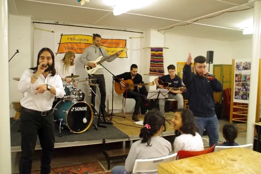 Deutsche und Syrer musizieren gemeinsam: Die Band, die zum Jubiläum spielte, entstand vor anderthalb Jahren auf Initiative eines Lehrers der Kreismusikschule.