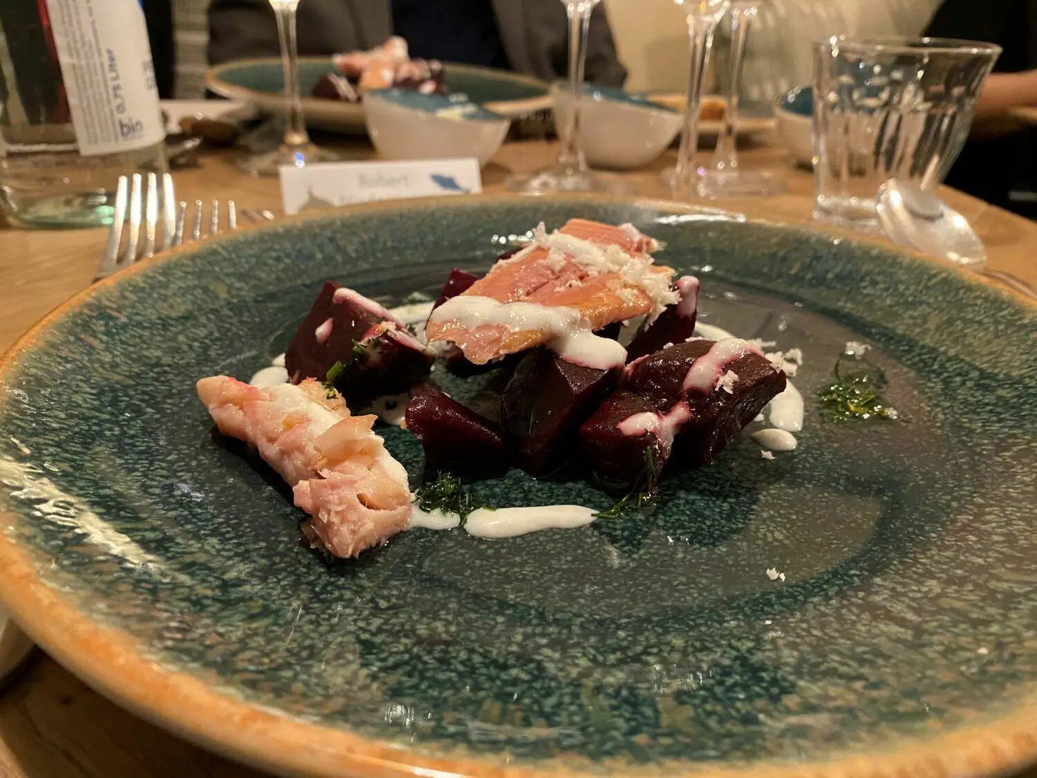 Im Restaurant der Köllnitzer Fischerstuben: Geräucherter Saibling auf Rote Beete. Stammt das wirklich alles frisch vom Hof bei Storkow (Mark)?