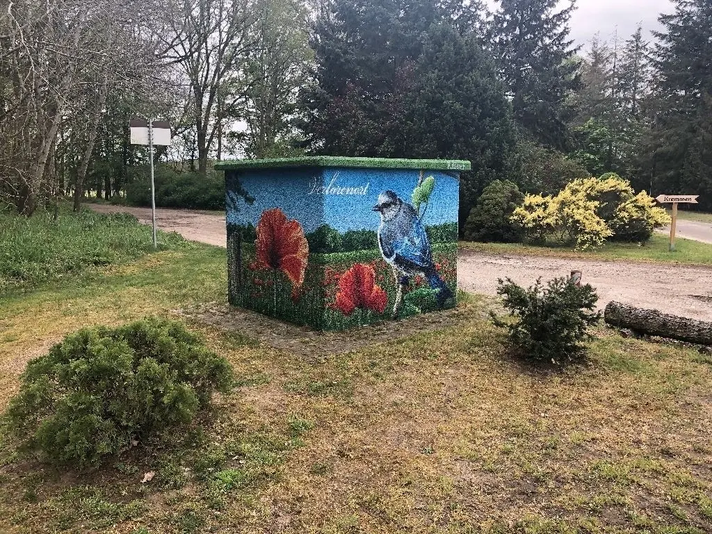 Doris Pachel kümmert sich um den "Dorfplatz", der nun wieder einladend aussieht.