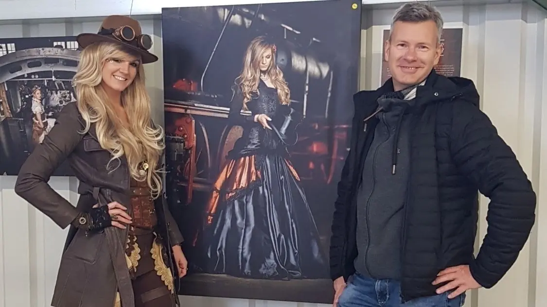 Der Cottbuser Foto-Künstler Heiner Stephan mit Model Doreen, alias Cosplayerin LukaCostumeArtist.