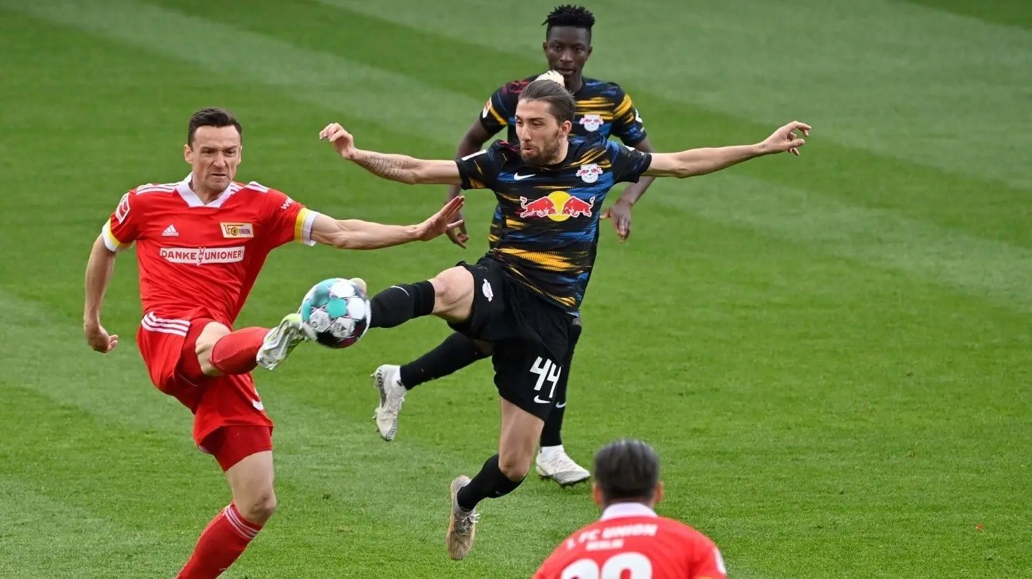 Christian Gentner (l.) von Union Berlin und der Leipziger Kevin Kampl kämpfen in dieser Szene um den Ball.