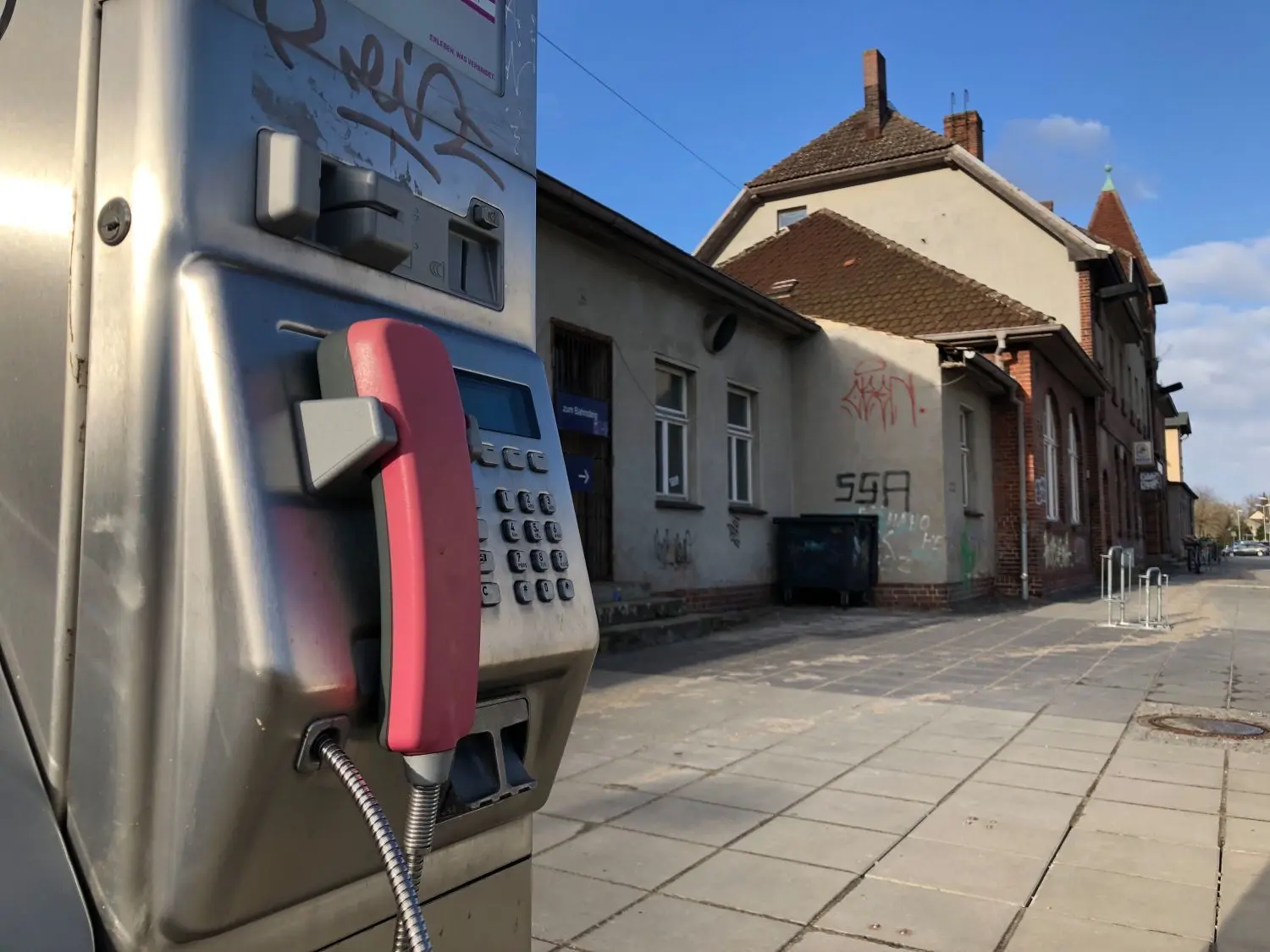 Auch vor dem Bahnhof Eisenhüttenstadt sieht es trostlos aus. Abends fehle zudem eine bessere Beleuchtung, meint eine junge Frau.