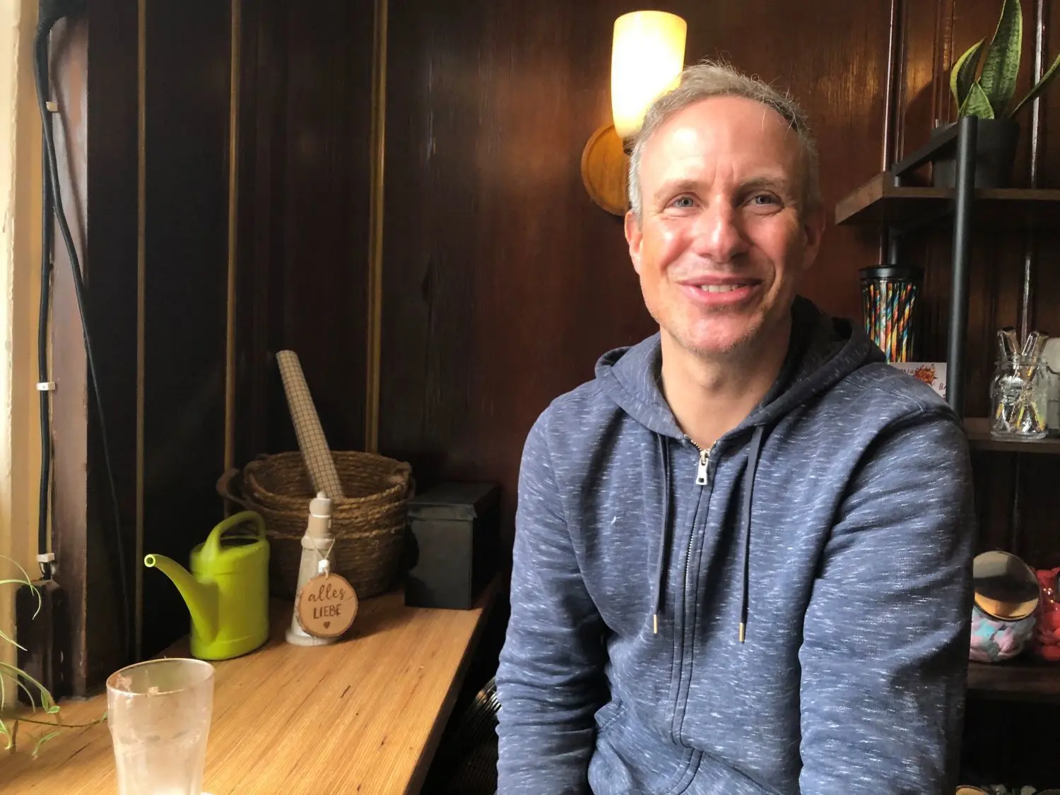 Dr. Tim Lehmann hat es kommen sehen. Die enorm steigenden Spritkosten rücken Ideen wie die Mitfahrbank ins Zentrum der Aufmerksamkeit, vor allem bei Pendlern. Er hat zahlreiche Vorschläge, wie auch auf dem Lande die Verkehrswende klappen könnte.