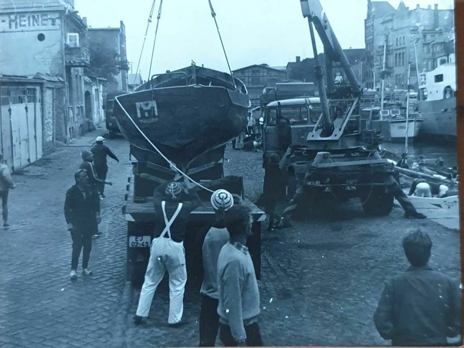 Ein Autokran hebt den Schwedter Kutter im Stralsunder Hafen von seinem Trailer.