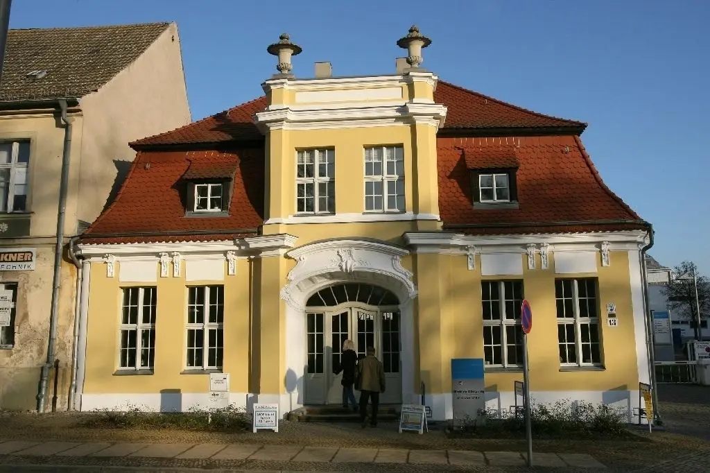 Barockes Entree: Das historische Sauerhaus, hier eine Aufnahme aus dem Jahr 2008, bildet das Eingangsgebäude zum Gelände der "Märkischen Oderzeitung" in Frankfurt (Oder). Es wurde 1770–80 als Landhaus einer Madame Damnitz erbaut. Später wohnte hier der Orgelbauer Wilhelm Sauer.