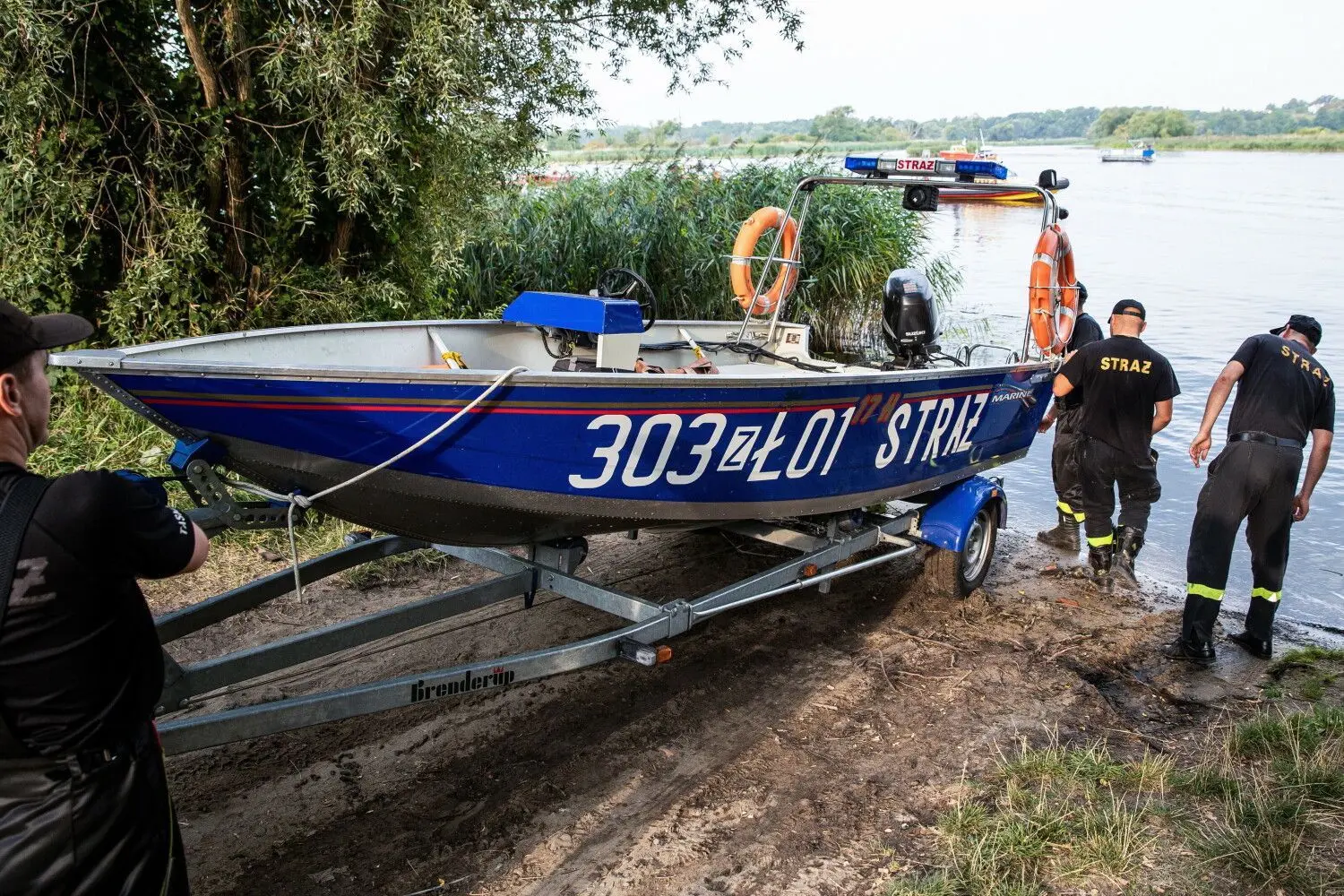 Feuerwehrleute sind in Stettin dabei, tote Fische aus der Oder einzufangen. Seit mehreren Tagen beschäftigt das massive Fischsterben im Fluss Oder die Behörden und Anwohner des Flusses in Deutschland und Polen.