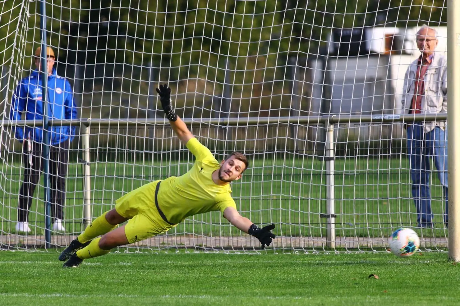 Elfmetertor: Keeper Jan Philipp Jaskolski fehlte nicht viel, um an den Ball von Miguel Unger noch heranzukommen. Oranienburg und Petershagen trennten sich 1:1.