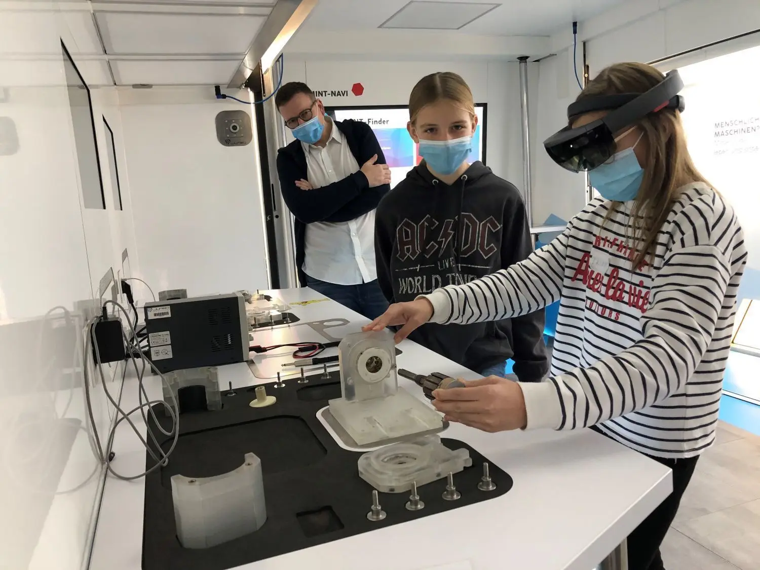 Lavinia Wallait (vorne) und Frieda Weidner-Timm an der „Augmented Reality“-Station im "TouchTomorrow-Truck" der Dr. Hans-Riegel-Stiftung, der bis zum 26. November am Bertolt-Brecht-Gymnasium in Bad Freienwalde Station macht.