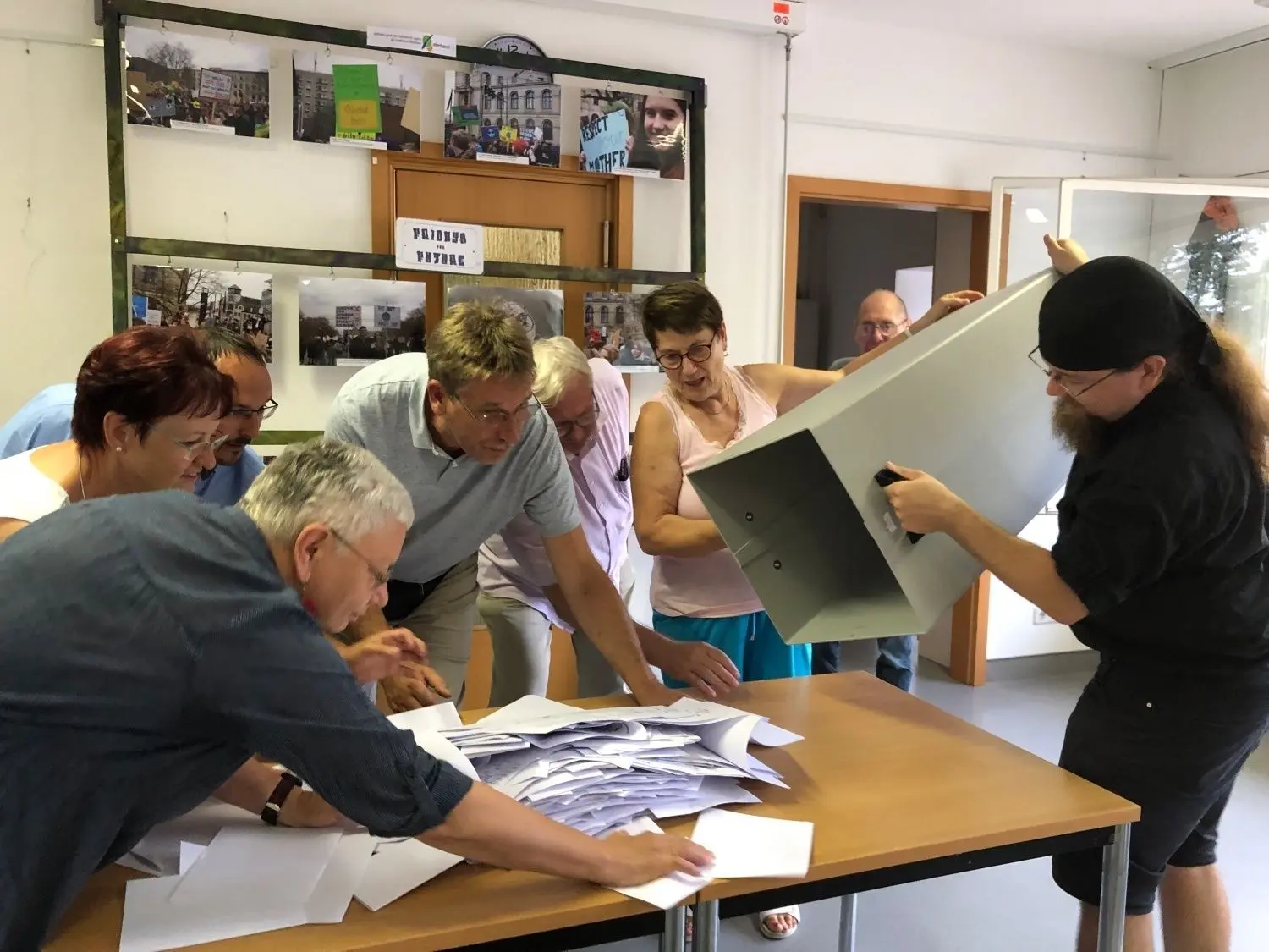 In Zühlsdorf, hier im Wahllokal 11, hat die Auszählung begonnen.
