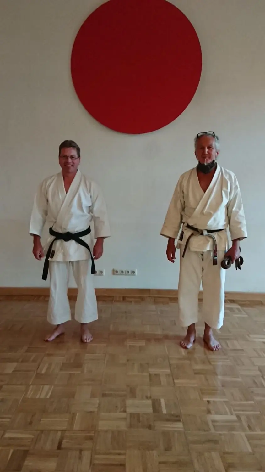 Auch Falk Hess, Jeserig, legt die Prüfung zum 1. Dan bei Shihan Hideo Ochi in Bottrop erfolgreich ab.
