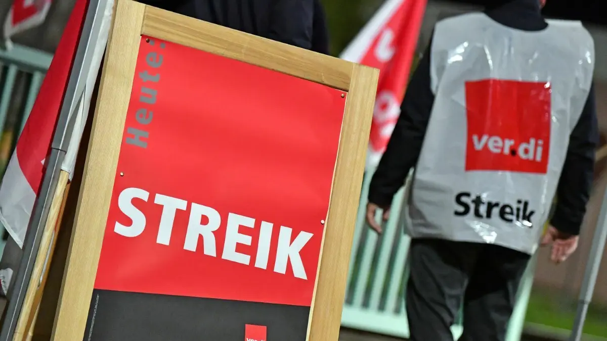 Die Gewerkschaft ver.di weitet ihre Warnstreiks nach zwei gescheiterten Tarifrunden aus. Am 2. März gehen auch die Beschäftigten des öffentlichen Dienstes in Cottbus und Spree-Neiße auf die Straße.
«Streik» steht auf einem Plakat vor dem Betriebshof der Erfurter Verkehrsbetriebe AG (EVAG). Die Gewerkschaft Verdi hat die Beschäftigten im Öffentlichen Nahverkehr zum Warnstreik aufgerufen. Neben bundesweiten Forderungen werden in Thüringen Lohnanhebungen in Höhe von 7,5 Prozent jährlich gefordert. +++ dpa-Bildfunk +++