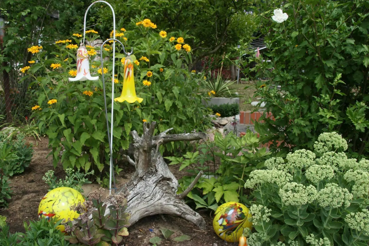 Naturnahe Gärten in Angermünde: Familie Lüdeking hat in Stolpe ein Grundstück am Hang in ein Naturparadies verwandelt. Ein Spiel mit Farben, Natur und Kunst.