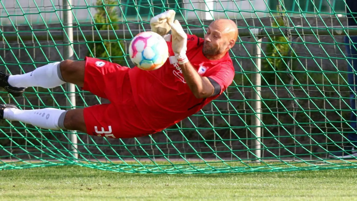 Glänzend in Form: Von seiner Beinverletzung aus dem Herbst 2021 ist nichts mehr zu spüren. Sven Roggentin wird in höchsten Tönen von Trainer Enis Djerlek gelobt. Im Pokalspiel bei Einheit Zepernick ist er zwar fünfmal bezwungen worden, allerdings ausnahmslos vom Elfmeterpunkt.