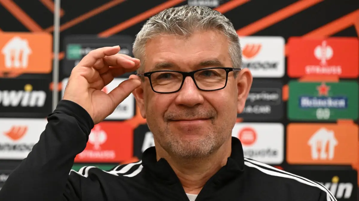 Trainer Urs Fischer demonstriert Zuversicht vor dem Rückspiel in der Europa League gegen Ajax Amsterdam.
Fussball, Herren, Saison 2022/2023, Europa League, 1. FC Union Berlin, Pressekonferenz vor dem Spiel gegen Ajax Amsterdam, Trainer Urs Fischer (1. FC Union Berlin), 22.02. 2022, Foto: Matthias Koch