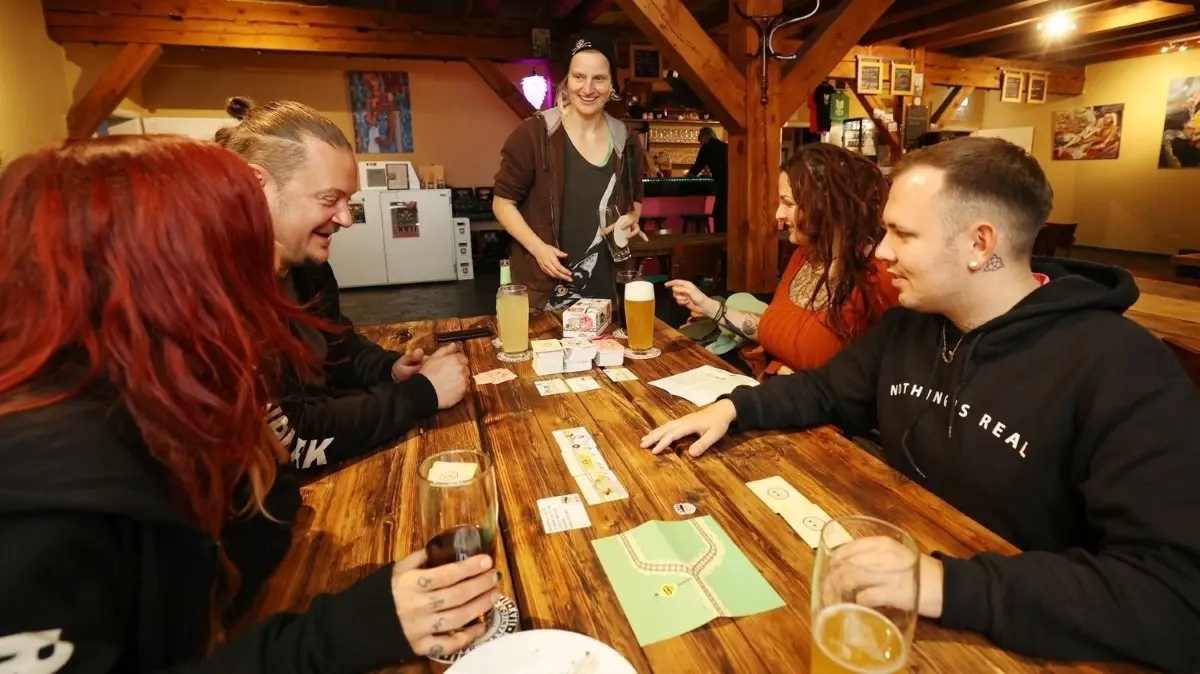 Bier trinken, wo einst Rohre angefertigt wurden: in der Stadt Eberswalde gibt es seit April wieder eine eigene Brauerei.
Bier trinken, wo einst Rohre angefertigt wurden: In Eberswalde gibt es seit April wieder eine eigene Brauerei mit angeschlossenem Biergarten und Kneipe.