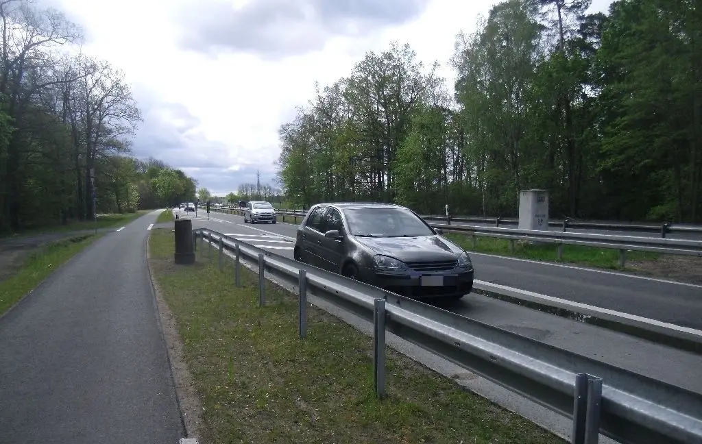 Zurückgekehrt: Direkt zwischen der Leitplanke und dem Radweg wurde der preußische Meilenstein als Denkmal wieder aufgestellt. Ein Hinweisschild gibt den Wanderern Auskunft über seine Geschichte.