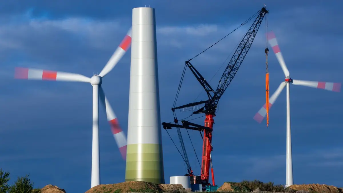 Alte Anlagen sollen gegen neue getauscht werden: Auf dem Hangelsberg bei Gransee wollen Investoren neue Windräder der Megawatt-Klasse errichten und alte Anlagen zurückbauen. (Symbolfoto)
20.09.2021, Mecklenburg-Vorpommern, Gressow: Der Turm für eine neue Windkraftanlage wird in einem bestehenden Windpark in der Nähe von Wismar errichtet. Das Windenergie-Netzwerk Mecklenburg-Vorpommern hat sich für einen schnelleren Ausbau Erneuerbarer Energien ausgesprochen. In Mecklenburg-Vorpommern wurden nach Schätzung des Verbands im Jahr 2020 weniger als 30 neue Windkraftanlagen gebaut. Foto: Jens Büttner/dpa-Zentralbild/dpa +++ dpa-Bildfunk +++