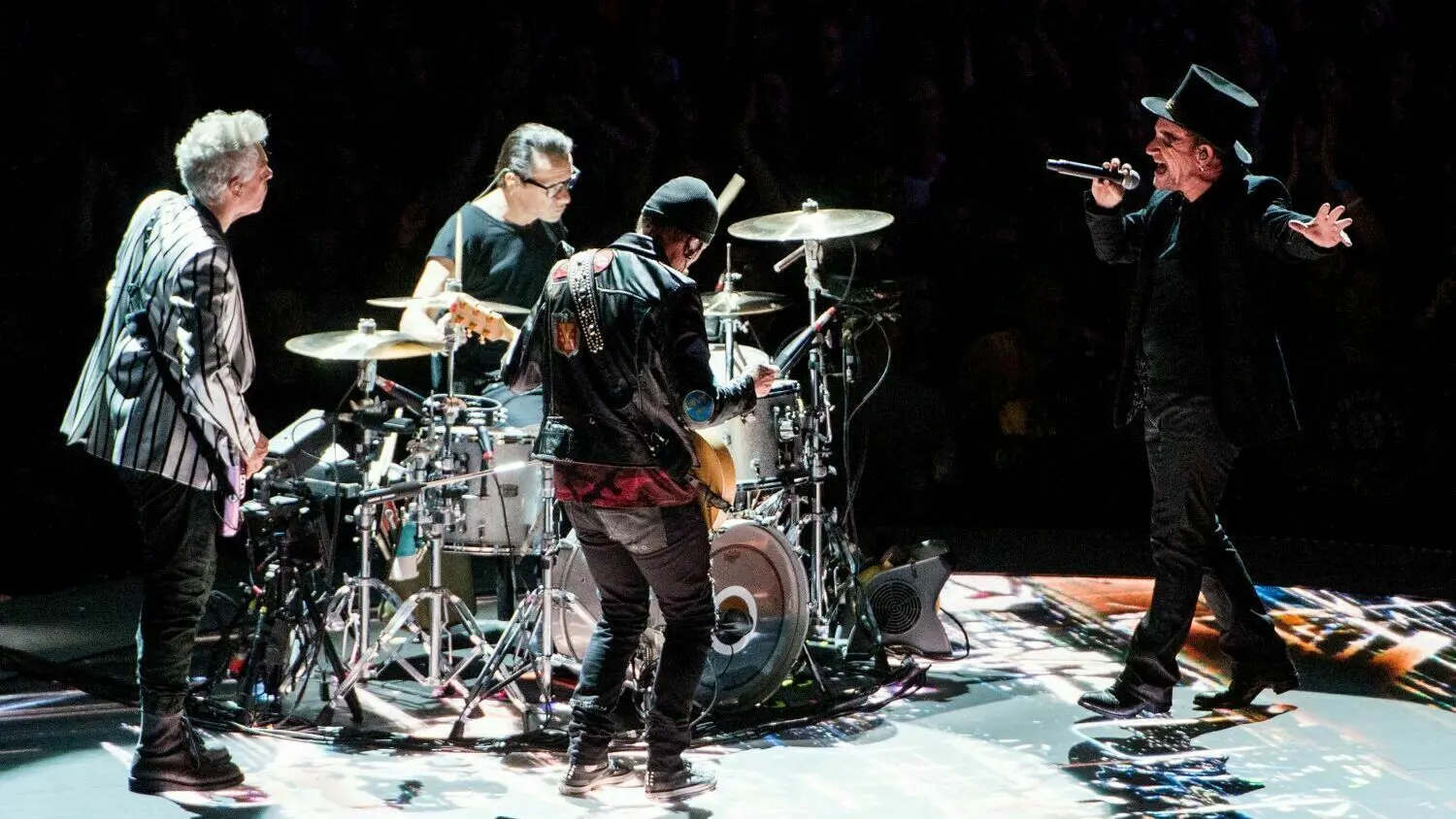 03.10.2018, Die Band U2 mit Adam Clayton (l-r), Bassist, Larry Mullen junior, Schlagzeuger, David Howell Evans (The Edge), Gitarrist, und Paul David Hewson (Bono), Sänger, tritt während ihrer «THE eXPERIENCE + iNNOCENCE» Tour in der Barclaycard Arena auf.
