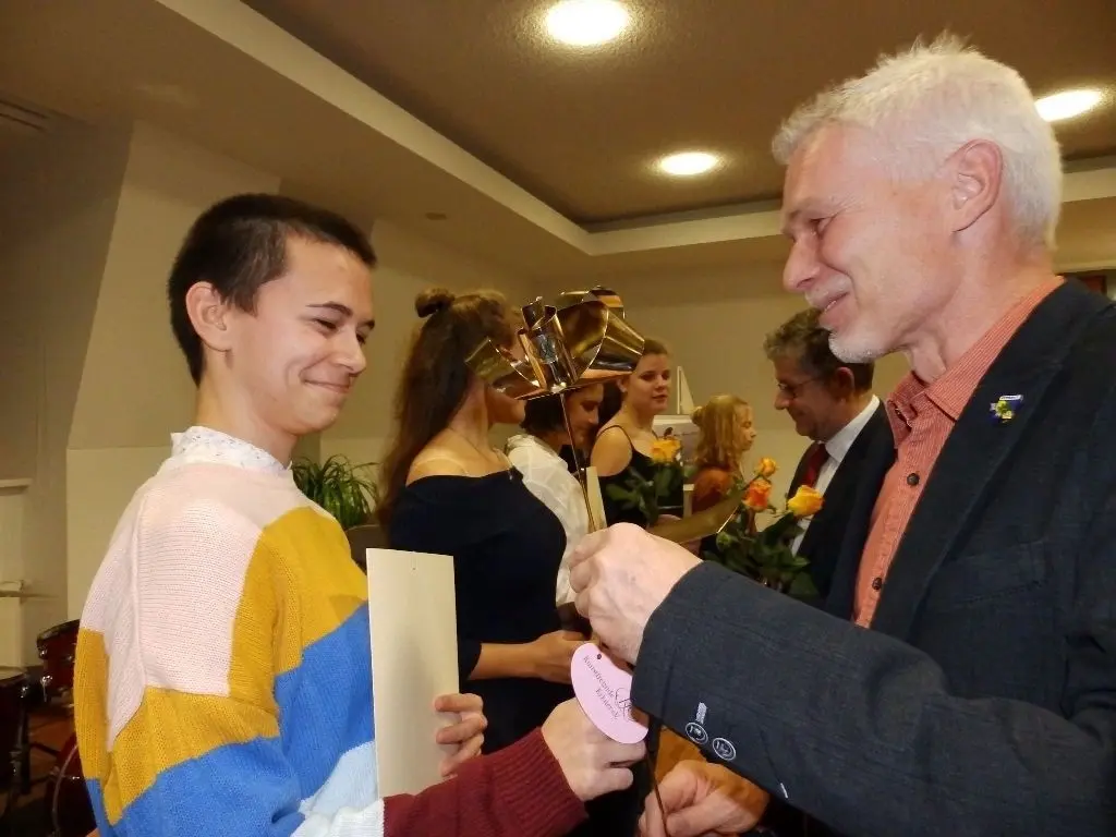 Ehre, wem Ehre gebührt: Lucy-Conny Perlick aus Storkow erhielt aus den Händen von Erkners Bürgermeister Henryk Pilz den Jugendkunstpreis 2019 im Bereich bildende und angewandte Kunst.
