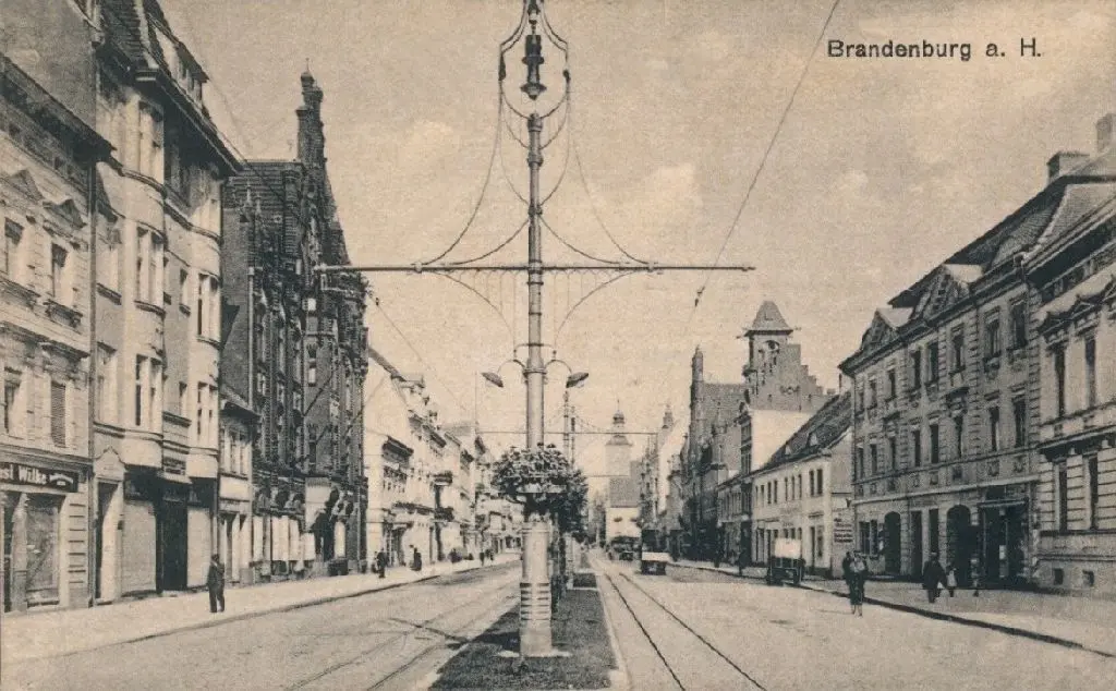 Die St.-Annen-Straße im Jahr 1914 mit Rochows Stadtpalais an der Einfahrt zum Deutschen Dorf.