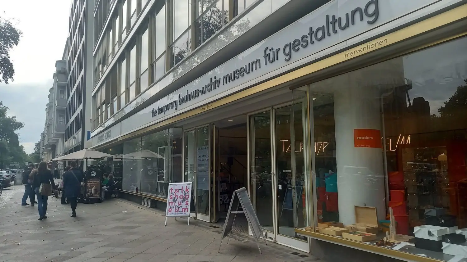 Aufgrund der Bauarbeiten befindet sich ein temporärer Ableger des Berliner Bauhaus-Archivs/Museums für Gestaltung übergangsweise in der Knesebeckstraße 1 in Charlottenburg.