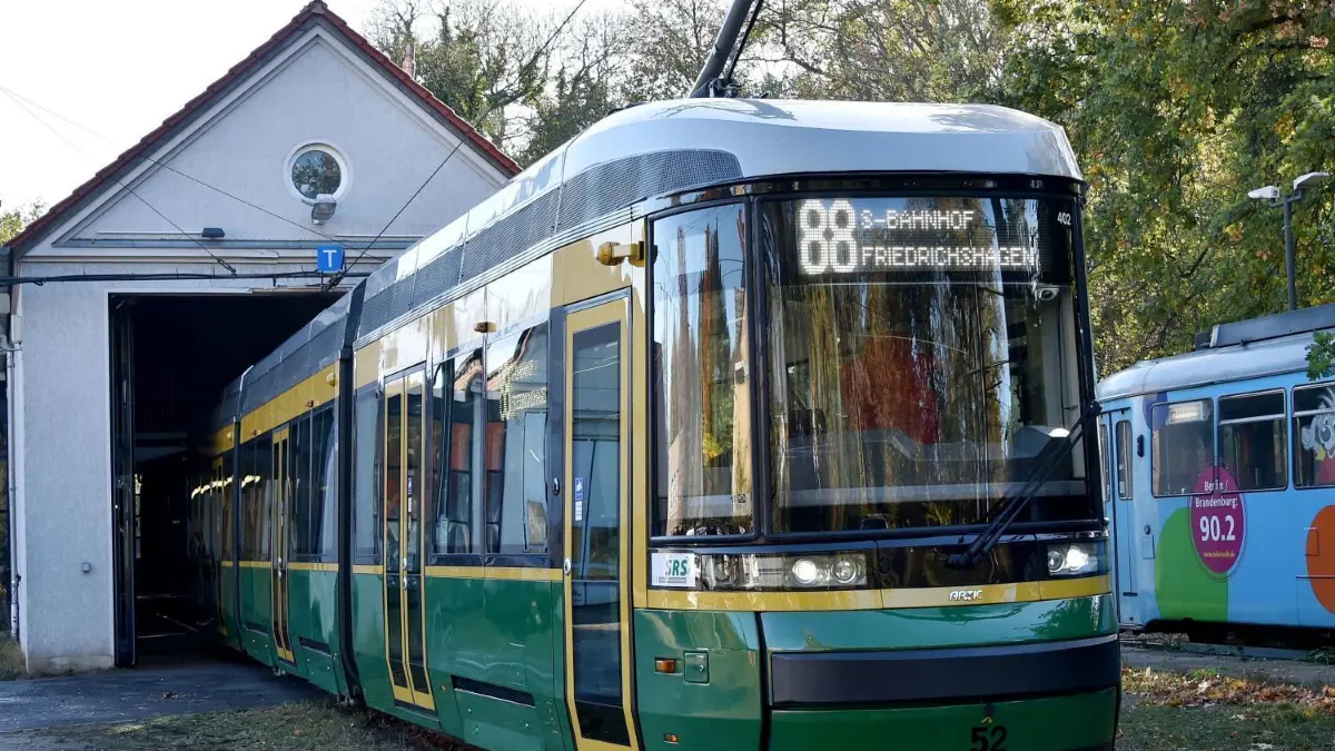 Befördert täglich rund 3400 Fahrgäste: die Straßenbahn der Linie 88, die von Rüdersdorf über Schöneiche nach zum S-Bahnhof Berlin-Friedrichshagen fährt.
24.10.2018, Brandenburg, Schöneiche: Die erste barrierefreie Straßenbahn für die Schöneicher-Rüdersdorfer- Straßenbahn (SRS) steht vor dem Betriebshof. Die Artic Tram aus Finnland bietet 87 Sitzplätze und 125 Stehplätze. Eine zweite Bahn soll voraussichtlich im Januar 2019 in Betrieb gehen. Foto: Bernd Settnik/dpa-Znetralbild/dpa +++ dpa-Bildfunk +++