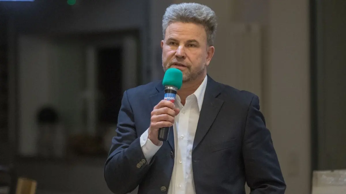 Philip Zeschmann, der Mitte Dezember 2023 einen Mitgliedsantrag bei der Partei gestellt hat, konnte die AfD-Mitglieder aus Hoppegarten, Neuenhagen, Erkner, Schöneiche und Woltersdorf nicht überzeugen.
Sie traten im Hangelsberger Bürgerhaus an, um Direktkandidat der AfD für den Wahlkreis 31 zu werden: Rainer Galla und Philip Zeschmann. Galla überzeugte die Mitglieder aus Hoppegarten, Neuenhagen, Erkner, Schöneiche und Woltersdorf und wird nun bei der La