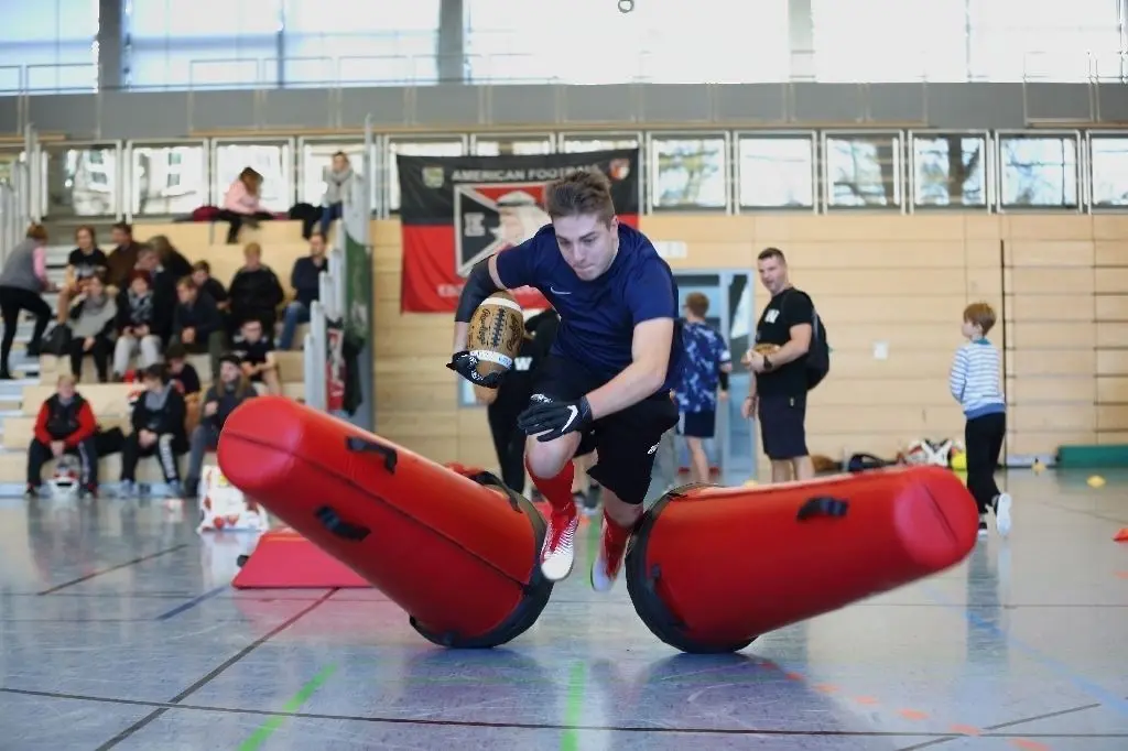 Ab durch die Mitte: Mike Brüning von den Eberswalder warriors beim Training durch die Gilman Dummies
