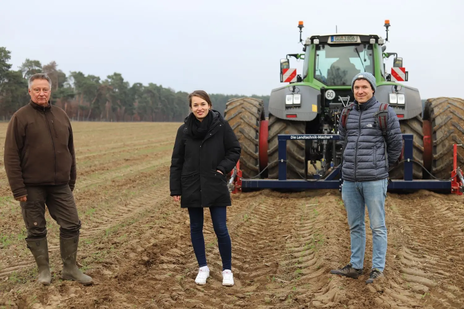 Zum Pflanzstart für die Laubbäume und Sträucher kamen auch Hans-Jürgen Sturies (forstbaulicher Berater für NfG, links), Annemarie Rosenstock (NfG) und Louis Lagoutte (One Tree Planted, rechts) aufs Feld.