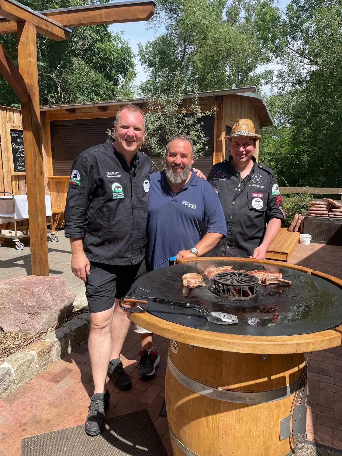 Olaf Mahr, Geschäftsführer von Meat Bringer, Oliver Sievers, Grillweltmeister und Fleischsommelier, und Andi Neumann. Schlachtermeister in Pektus (l-r), stehen am Grill. Das Fleisch kommt von der Firma Meat Bringer, die sich artgerechte und regionale Tierhaltung auf die Fahne geschrieben hat.
